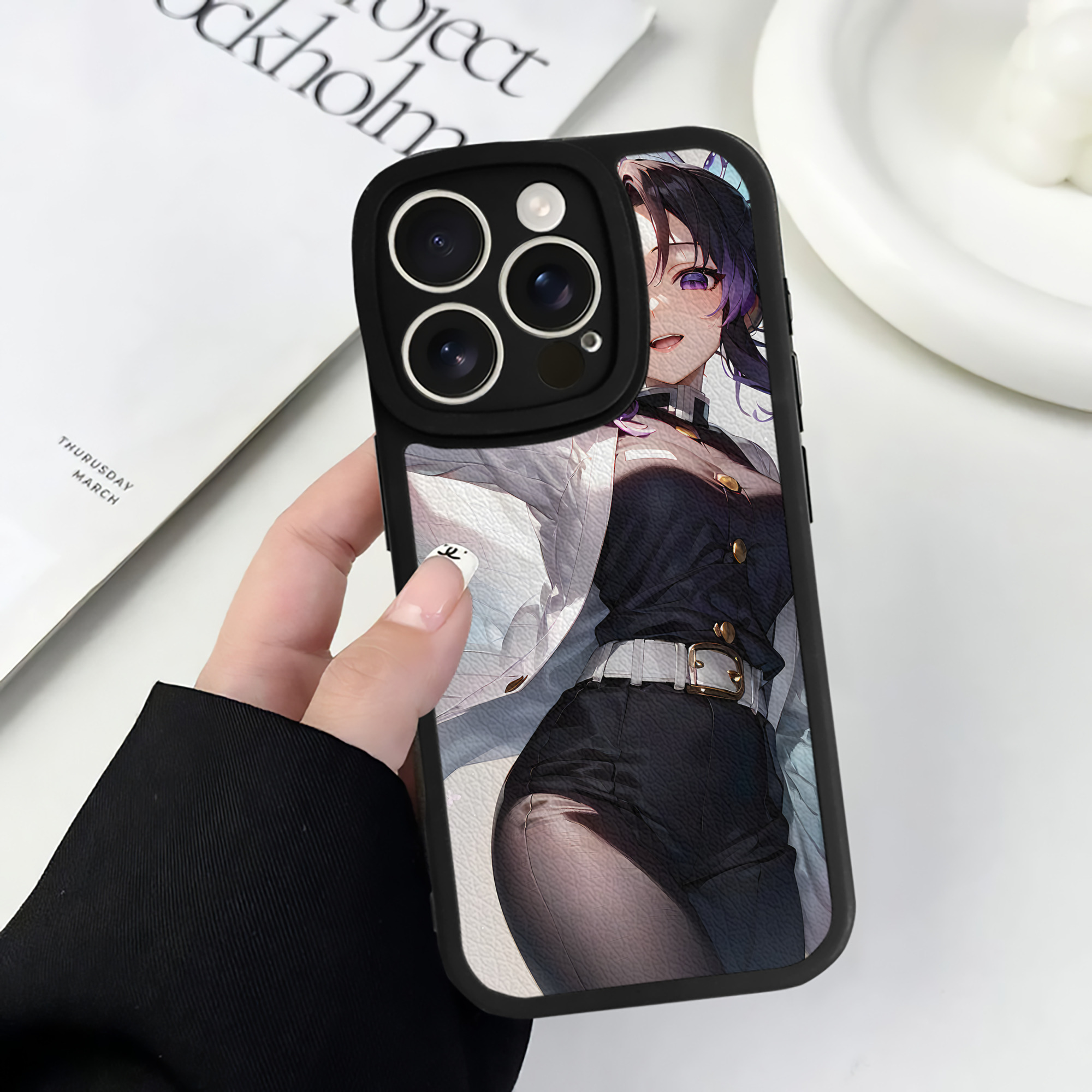 （画像用） 鬼滅の刃（きめつのやいば）蟲柱-胡蝶 しのぶ／こちょう しのぶ Kochou Shinobu 【iPhone 16シリーズ対応】シリコンスマホケース（レザー調） 材質：シリコン
